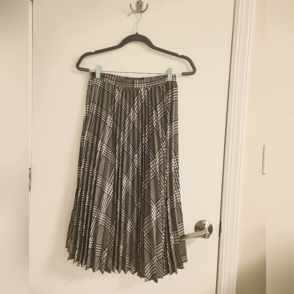 Pleated midi skirt
